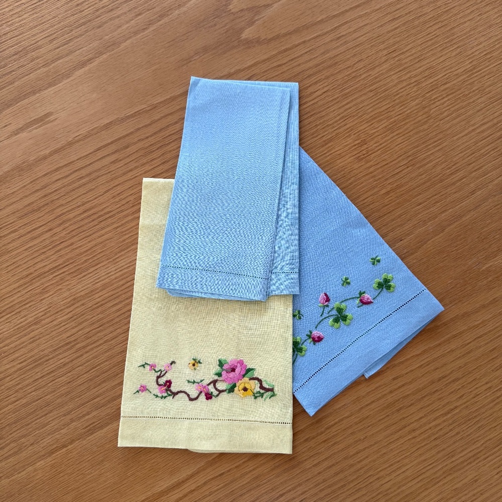 VINTAGE EMBROIDERED HAND AND FINGERTIP TOWELS.